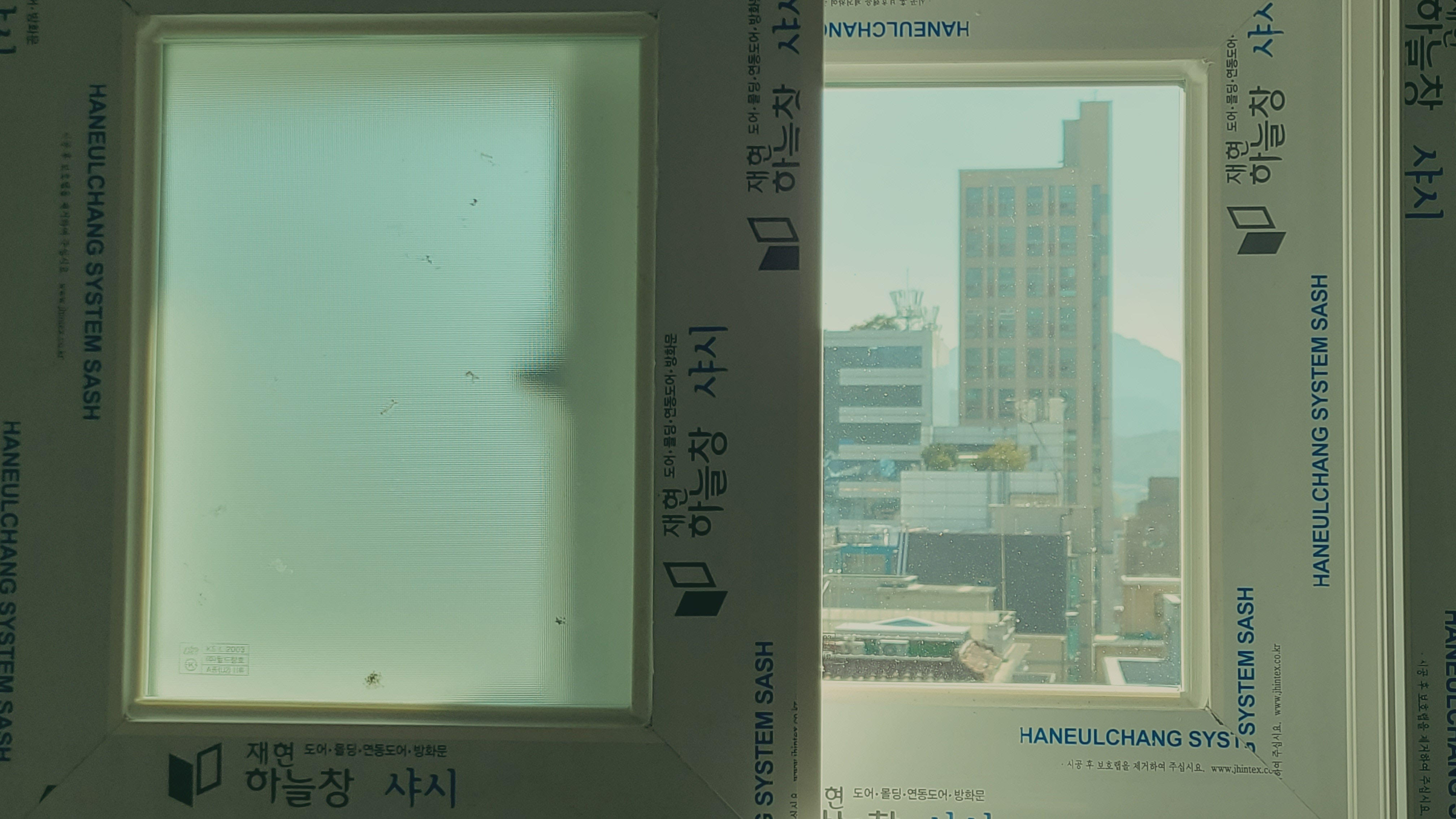 새로 설치한 프레임과 유리의 수평 및 외풍 차단 상태 검수