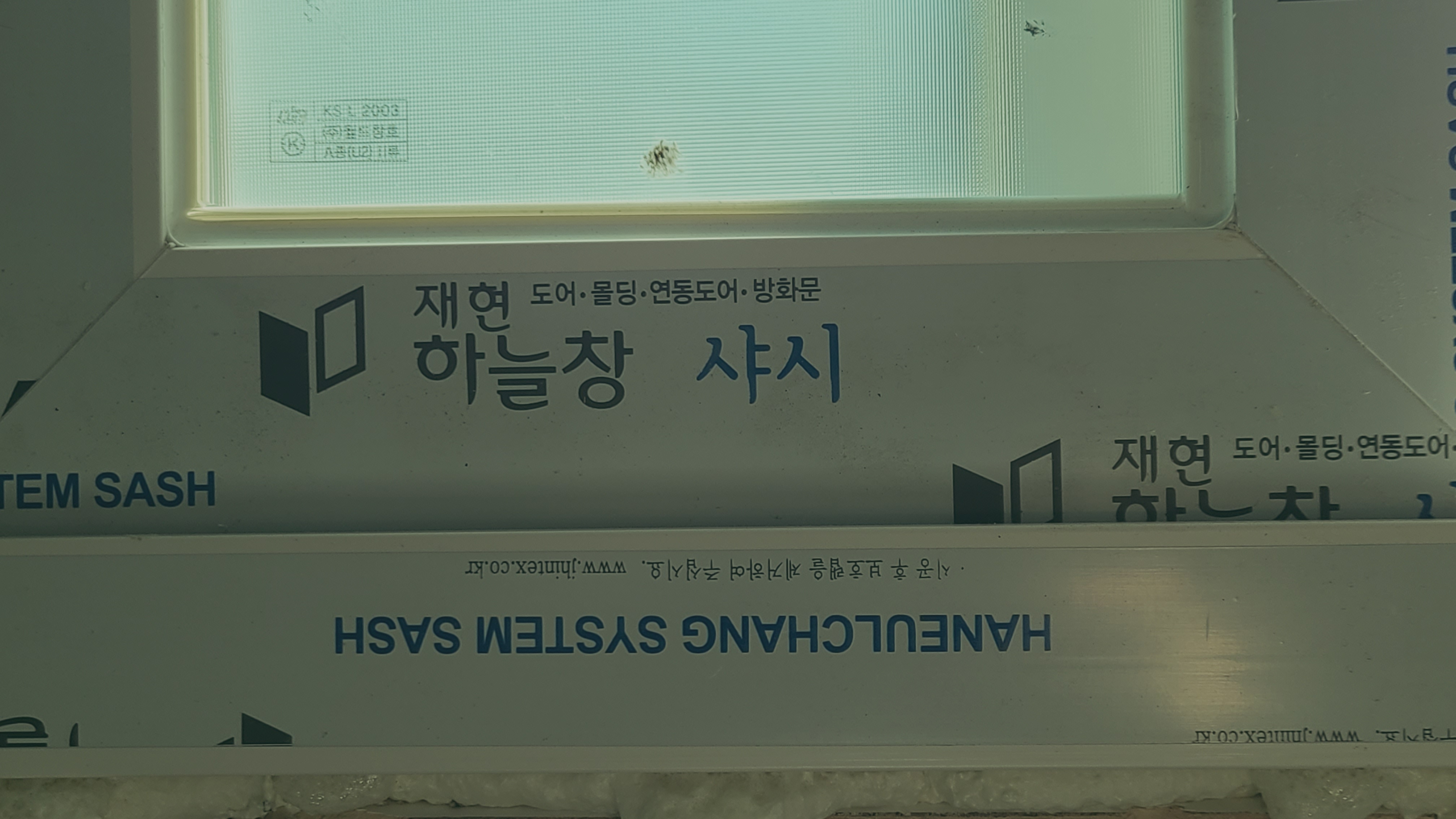 정밀한 레이저 레벨링과 수평 고임목 세팅 과정