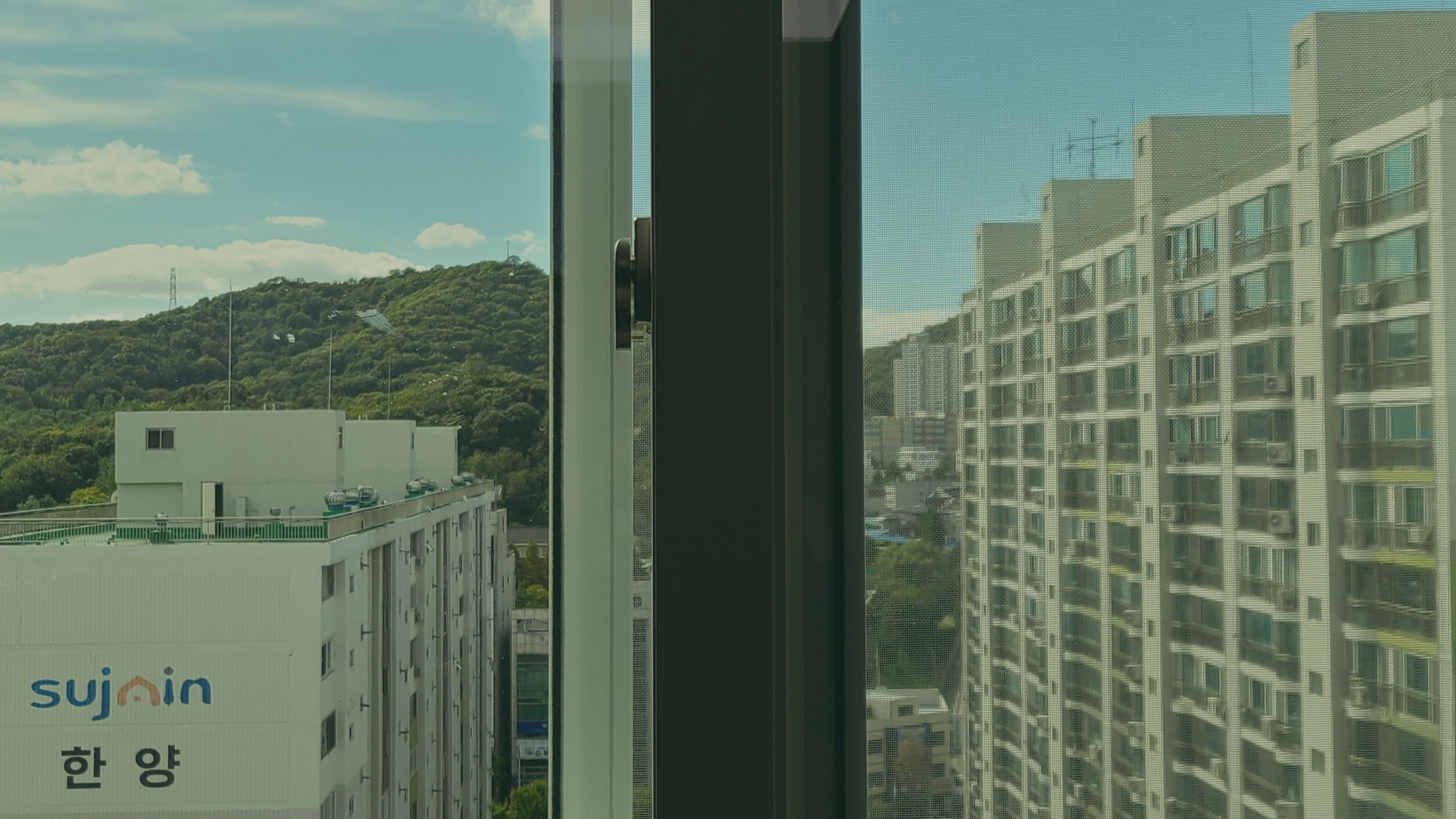 창짝과 프레임 사이 기밀 상태를 살펴보는 참고 모습입니다.