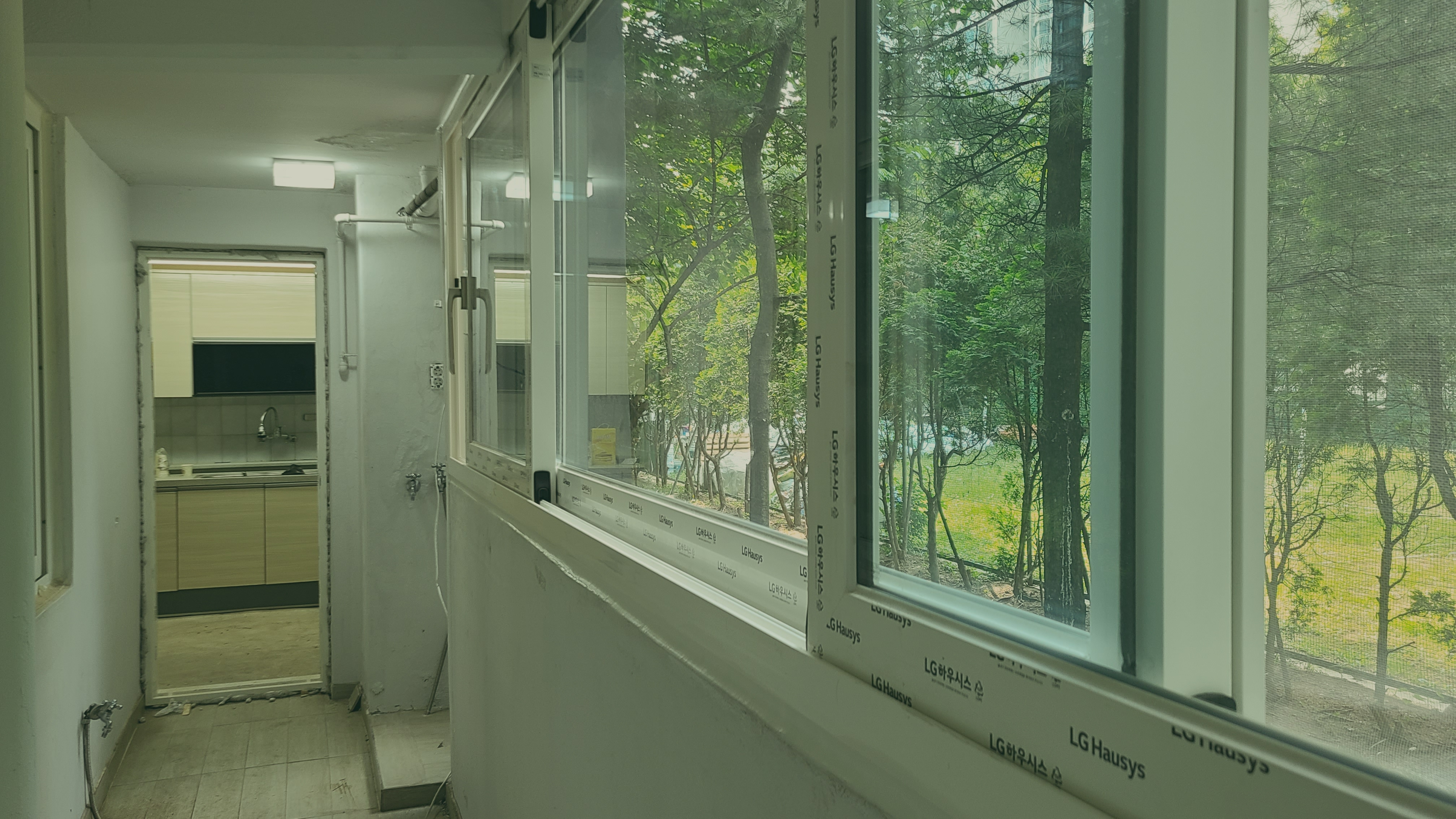 내부 주방 및 발코니 연결 부위의 기밀성과 단열 상태를 나타낸 모습