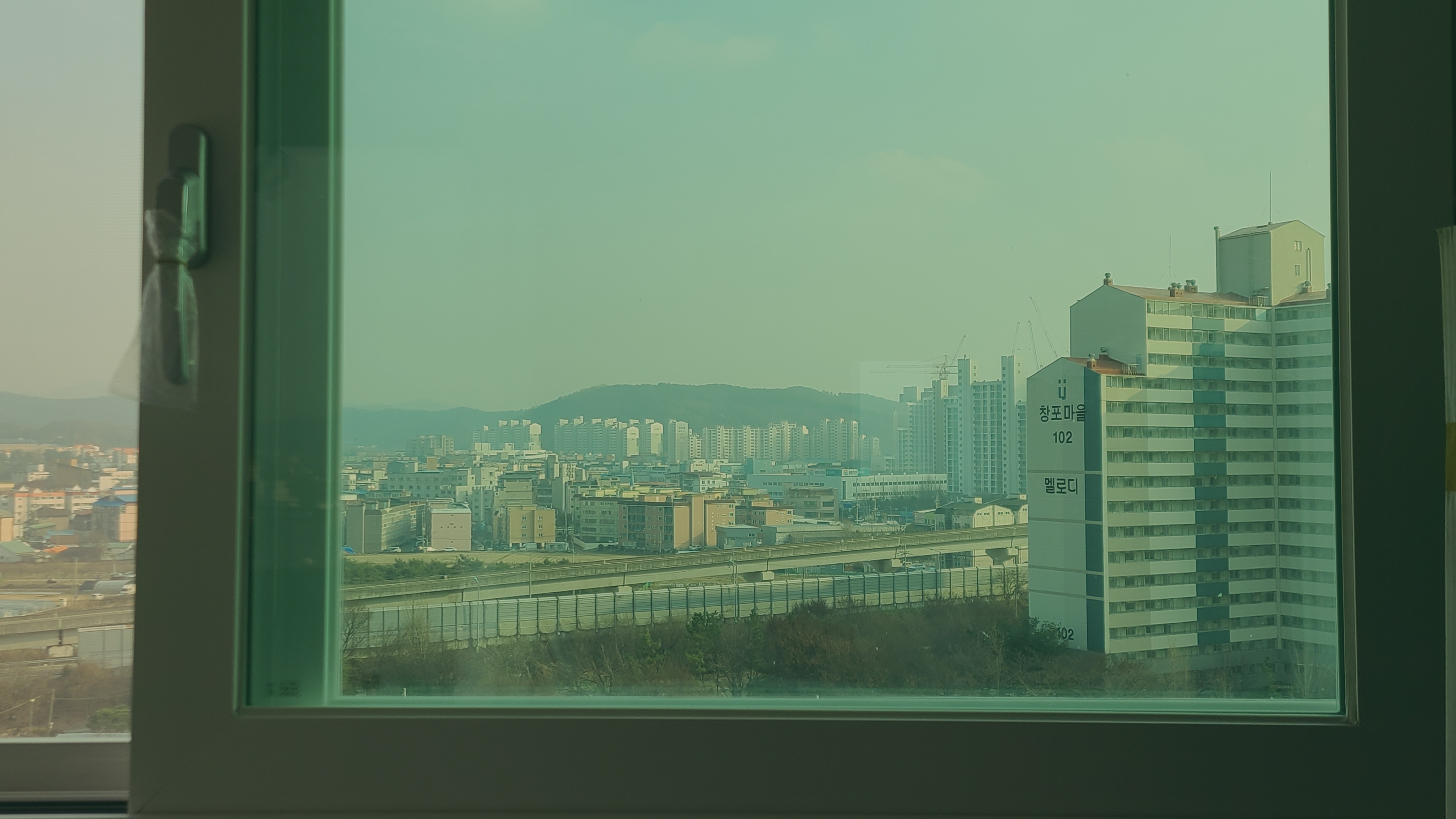 실내에서 바라본 거실 창호와 주변 전경입니다.