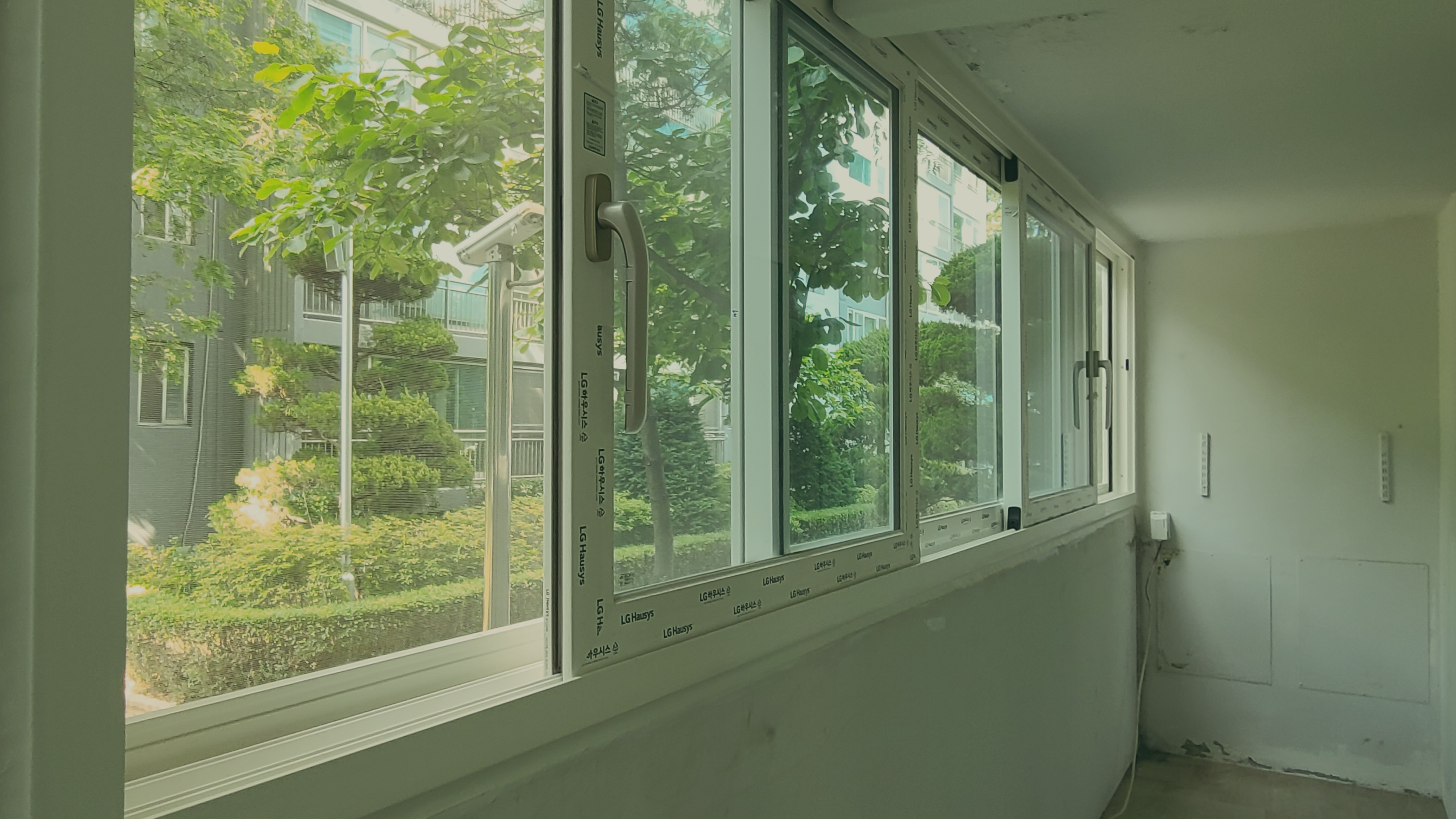 부천 상동 아파트, LX Z:IN 창호로 다시 그린 숲뷰 - 프레임 색과 공간의 균형 시공 사진 9