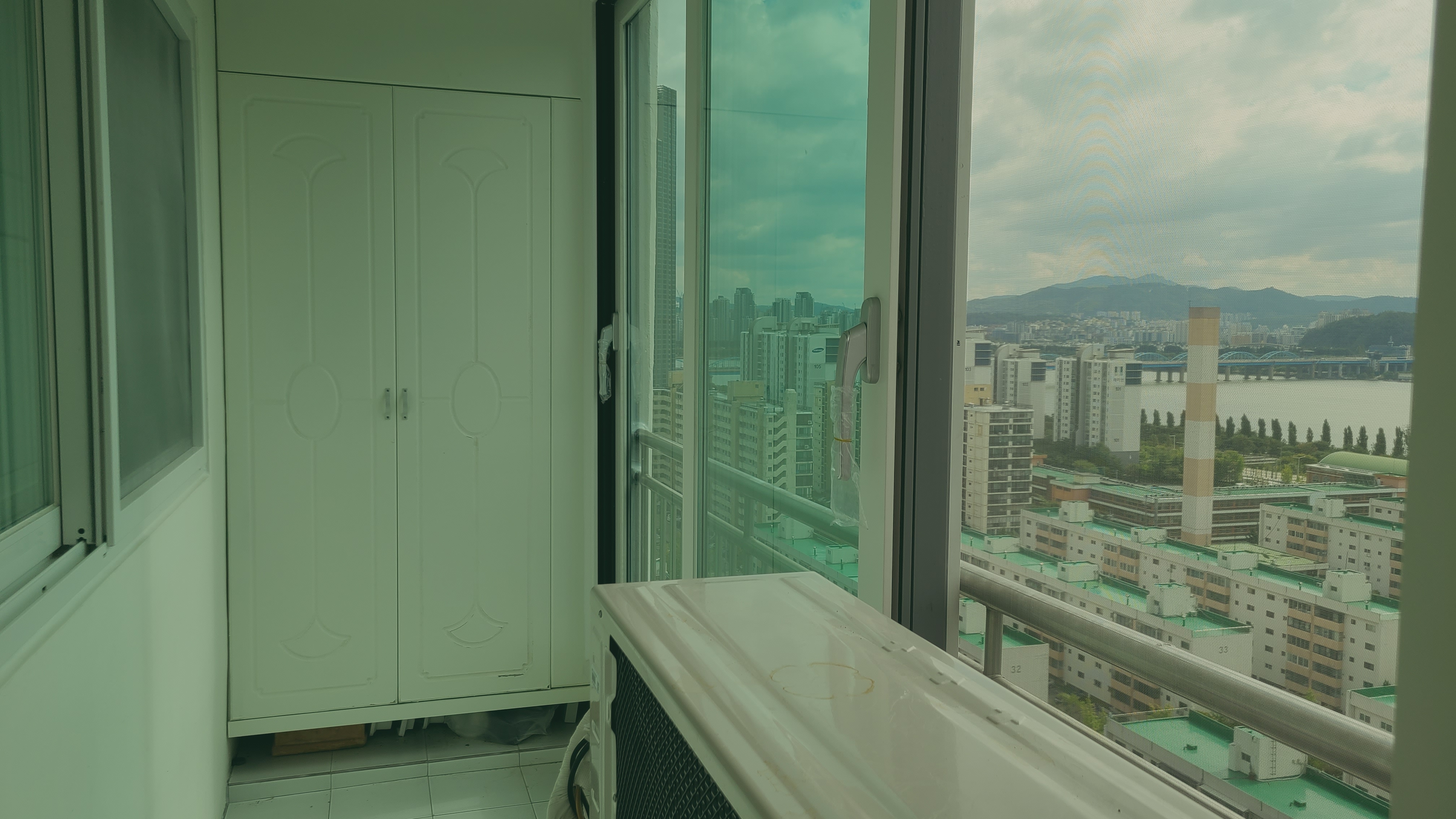 용산 한가람아파트 거실창, 어둡던 발코니가 한강 빛으로 바뀐 날 대표 사진