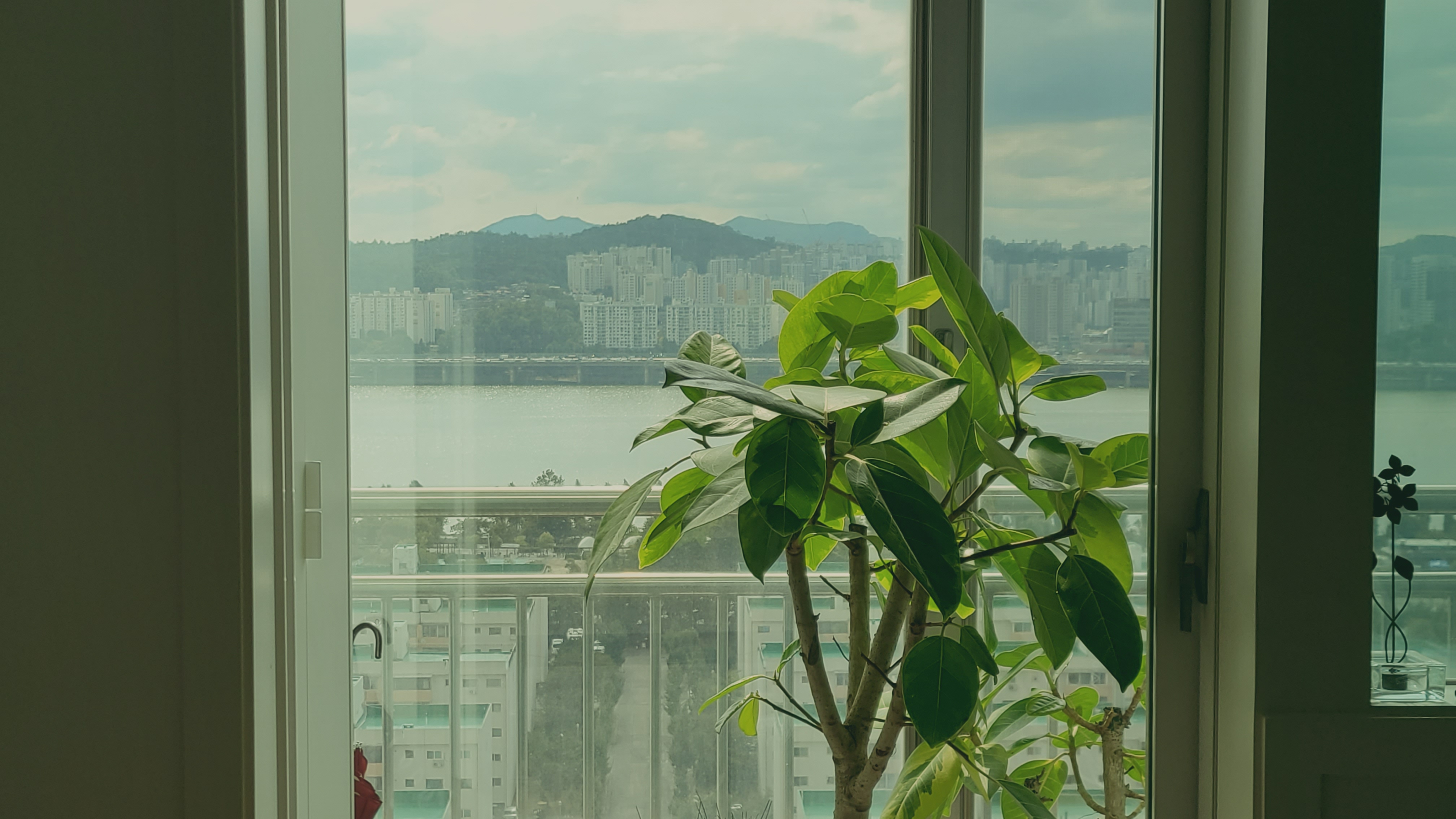 용산 한가람아파트 거실창, 어둡던 발코니가 한강 빛으로 바뀐 날 시공 사진 12